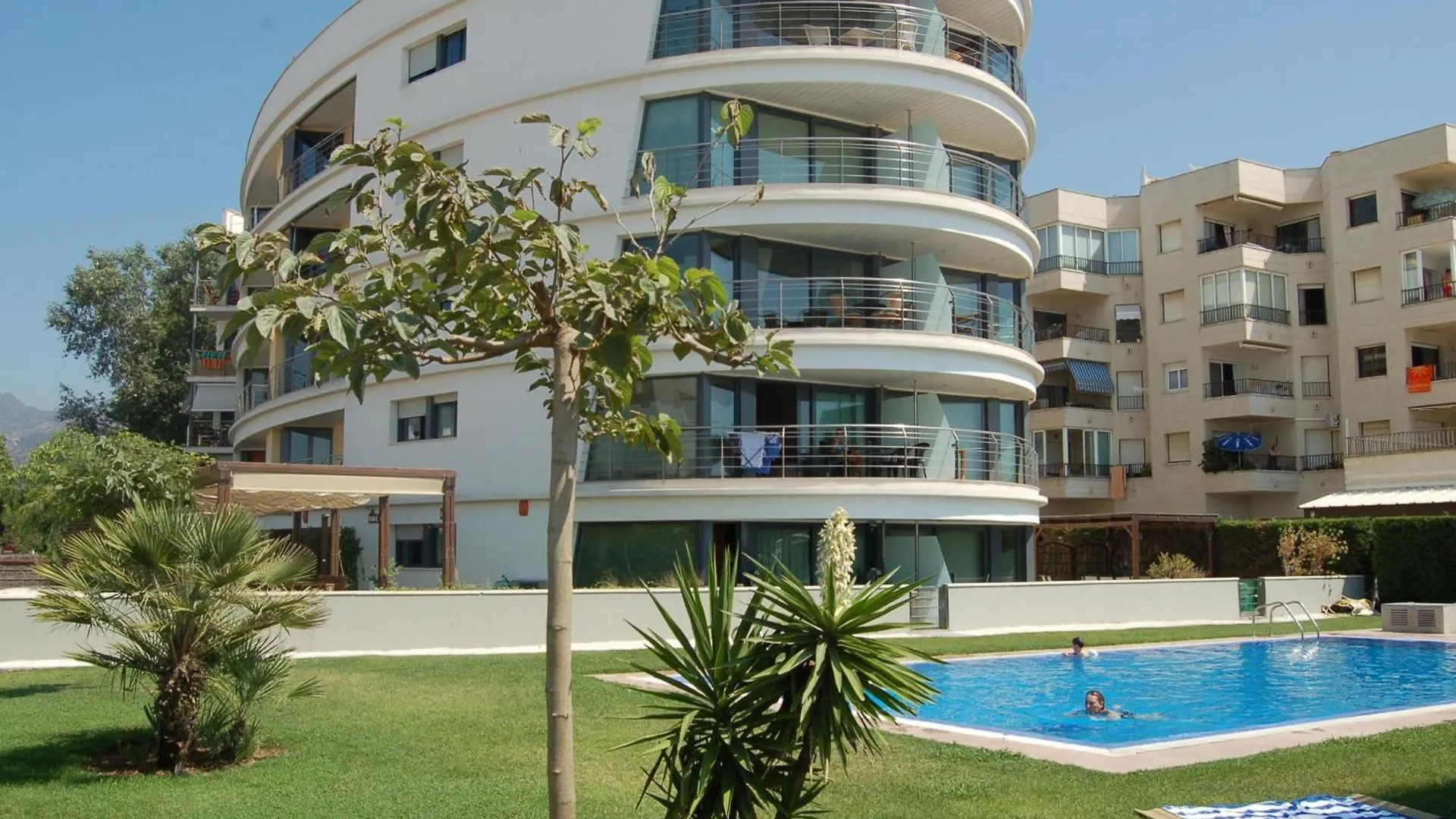 Apartamento En Roses: Frente Al Mar, Terraza, Piscina, Aire Acondicionado Y Wifi - Es-228-103 0*, Rosas Spanien