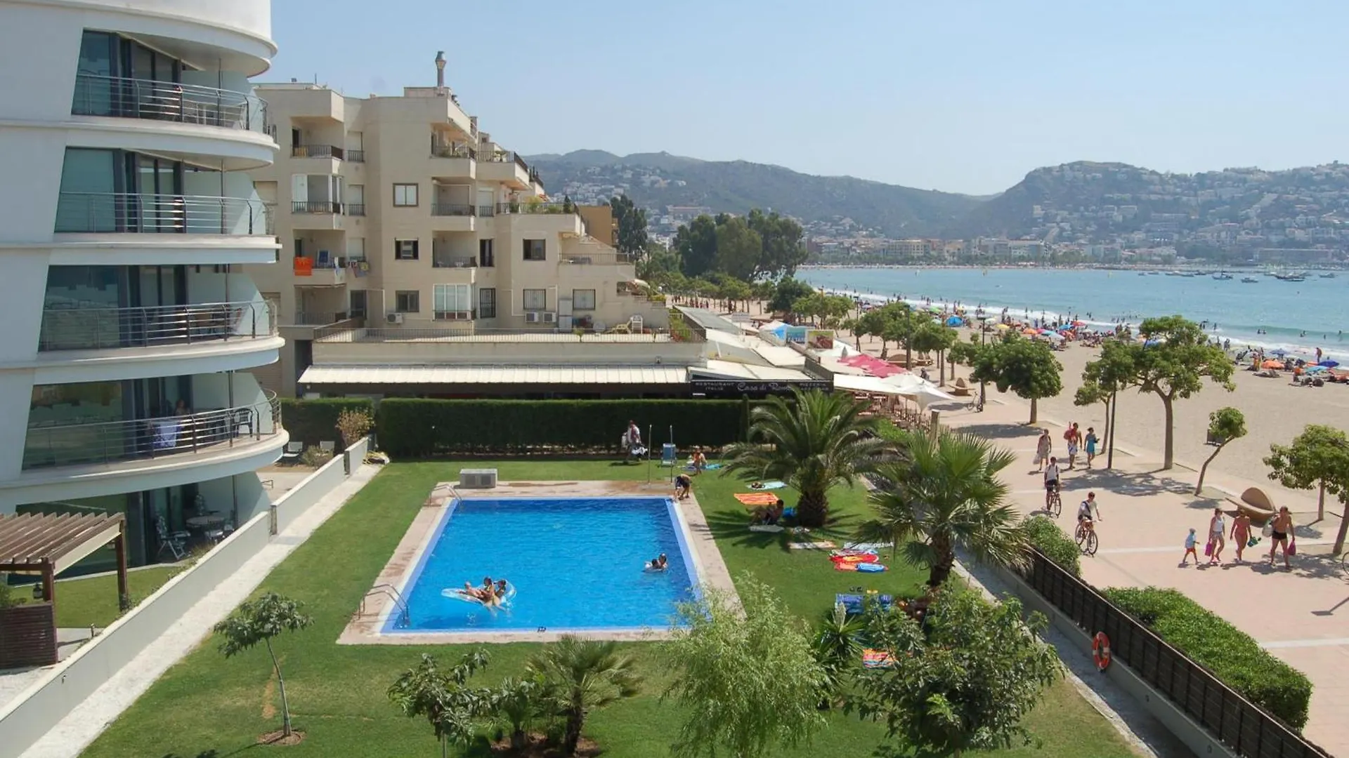 Apartment Apartamento En Roses: Frente Al Mar, Terraza, Piscina, Aire Acondicionado Y Wifi - Es-228-103