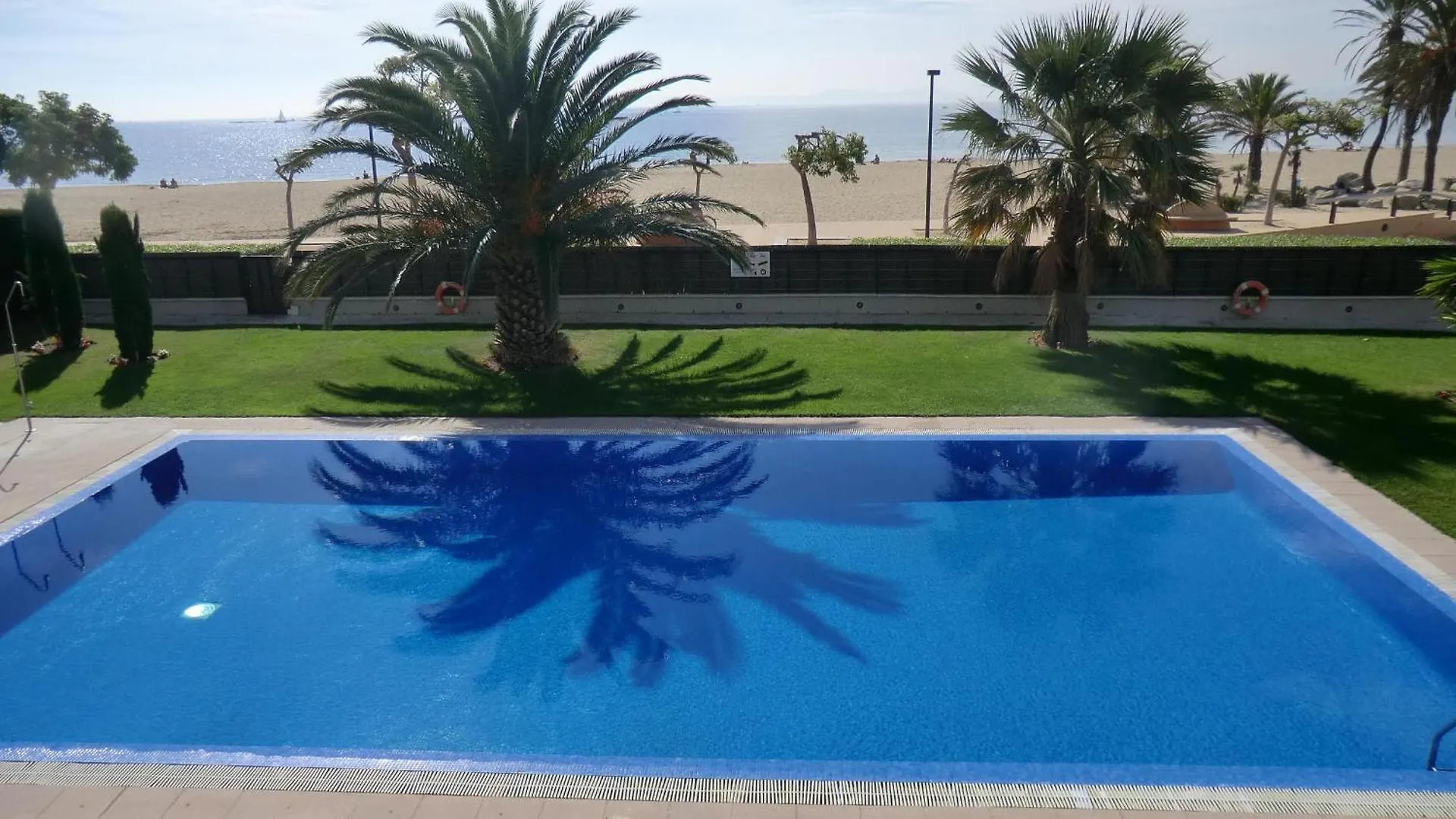 Apartamento En Roses: Frente Al Mar, Terraza, Piscina, Aire Acondicionado Y Wifi - Es-228-103 0*, Roses Spain